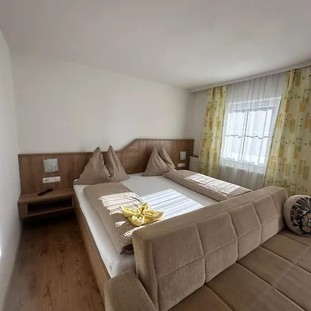 Guest house Fruhstuckspension Alpenrose Iselsberg